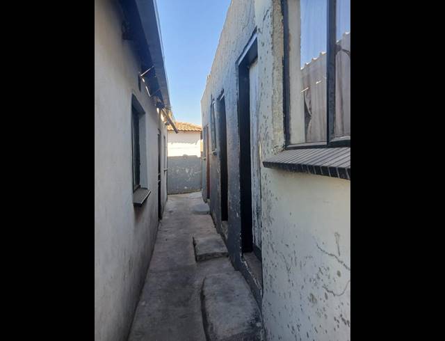 6 BEDROOM HOUSE FOR SALE IN ISIPHETWENI
